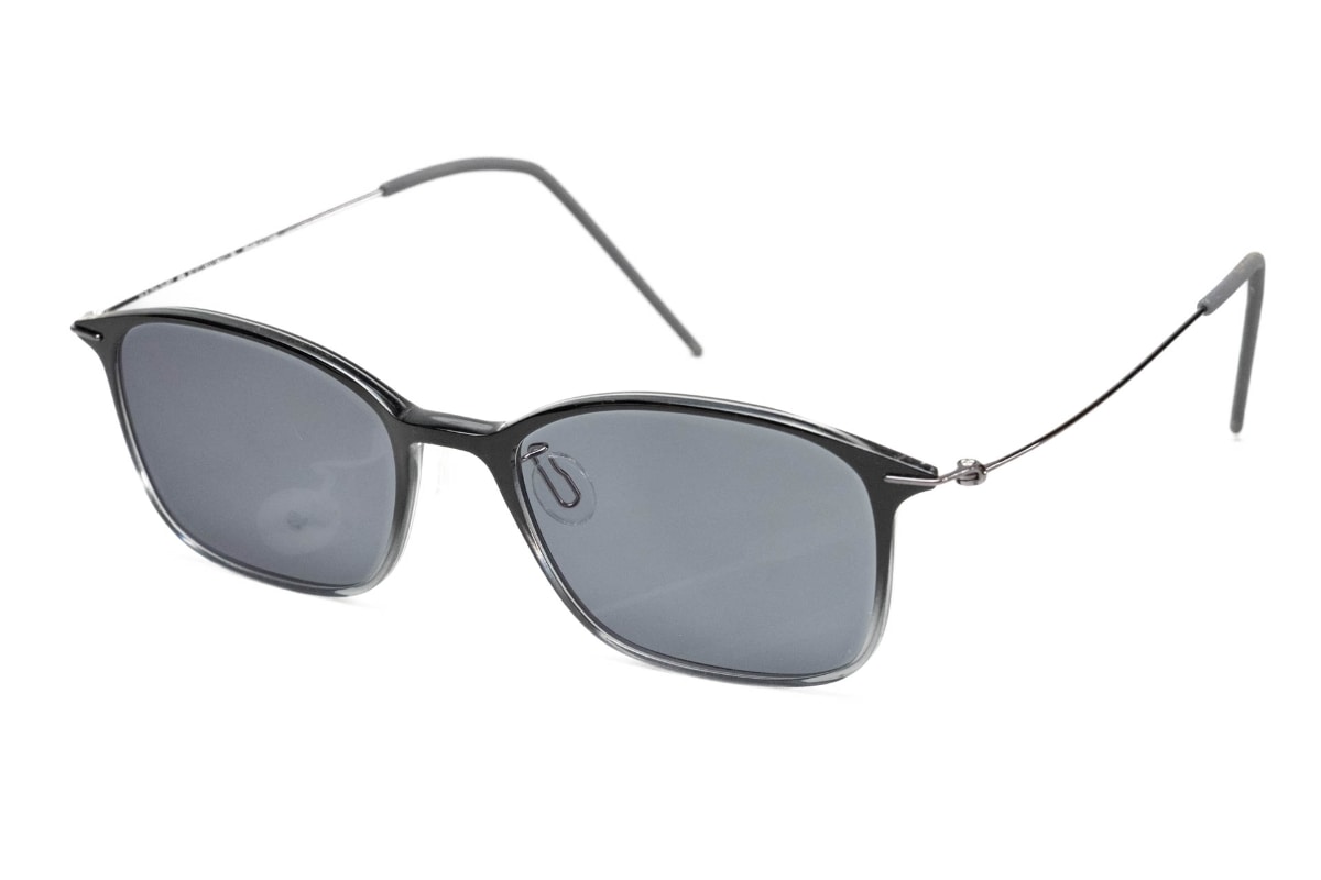 強い光を受けると色が濃くなり、サングラスと変わらない濃さに色が変化します