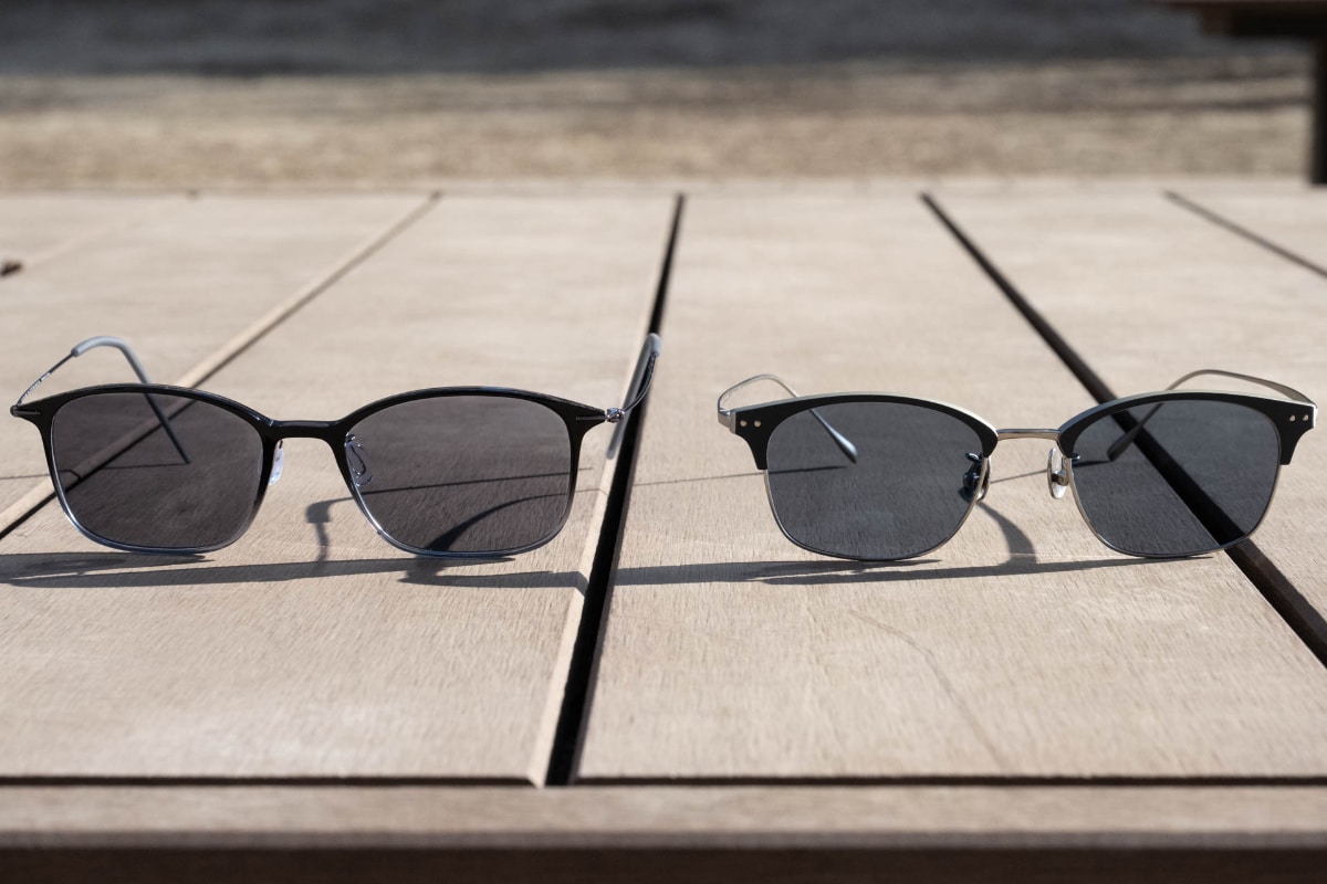 明るい場所では右のかなり色の濃いレンズと変わらないくらい、可視光調光レンズ(左)の色も濃くなります