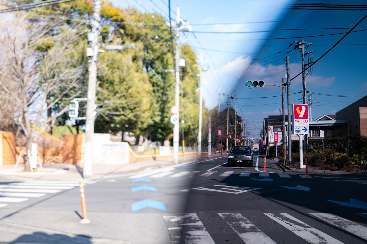 カメラ越しに色が濃い状態で、屋外の見え方を撮影しました。可視光調光レンズの色が濃い状態では眩しい光が抑えられ、かなり見やすくなることがわかります