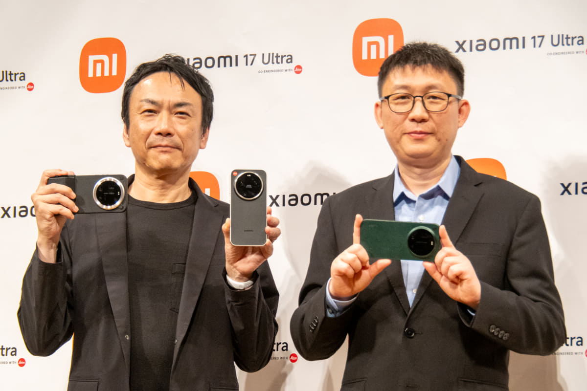 発表会に登壇した、シャオミ・ジャパン 社長の呂暁露氏(右)とプロダクトプランニング部 本部長の安達晃彦氏(左)