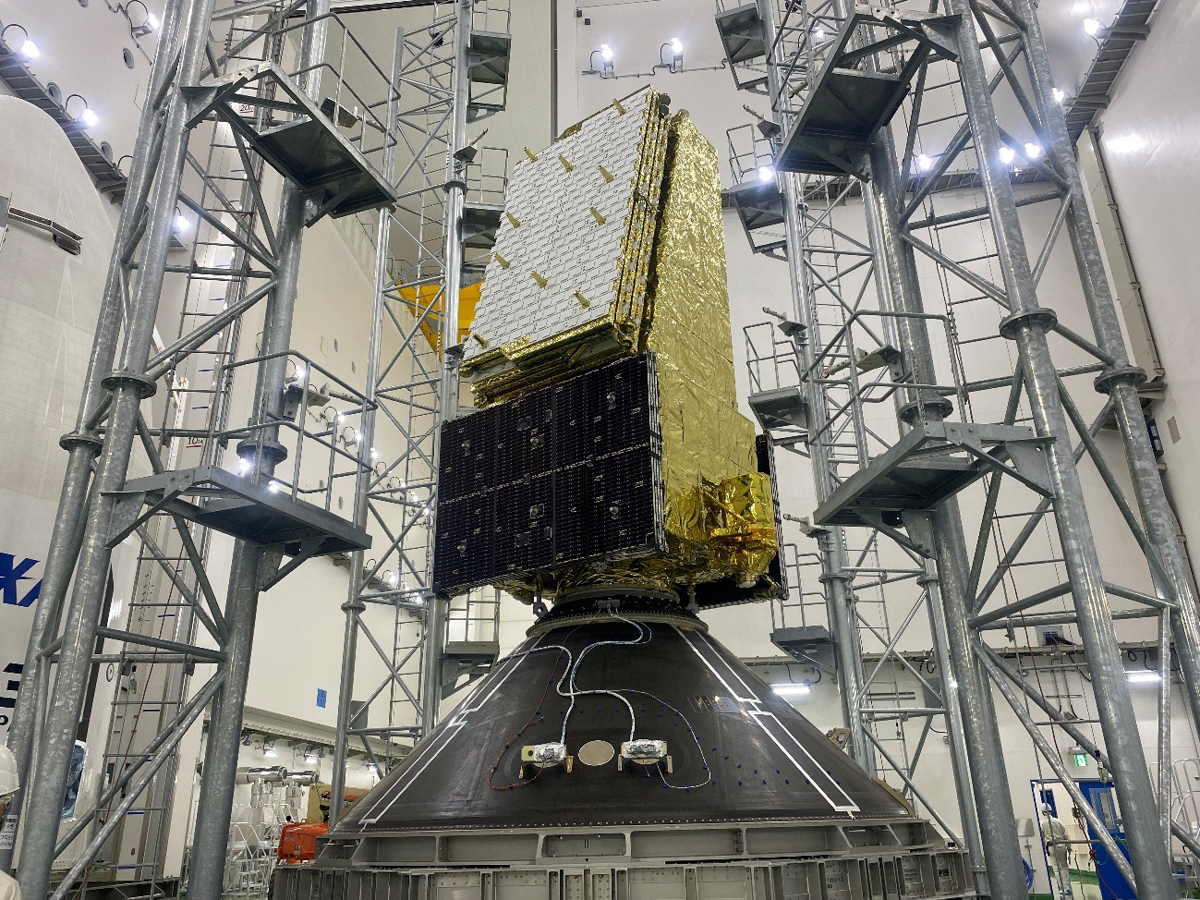 失敗の原因として有力視されている「衛星搭載アダプタ(PSS)」。画面下部の黒い円錐形の構造は衛星を支える搭載構造。衛星と接する部分が衛星分離部(PAF)、下が衛星搭載アダプタ(PSS)。PSS右側に白い枠で囲まれたテープ状のスプライス接着部分が見えている。内部にも同様のスプライス接着が施されている(Credit: JAXA)