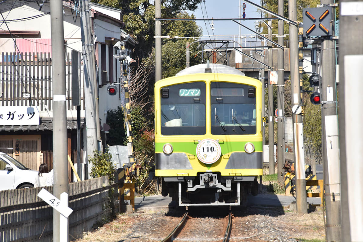 開業110年のヘッドマークをつけて走る流鉄の電車