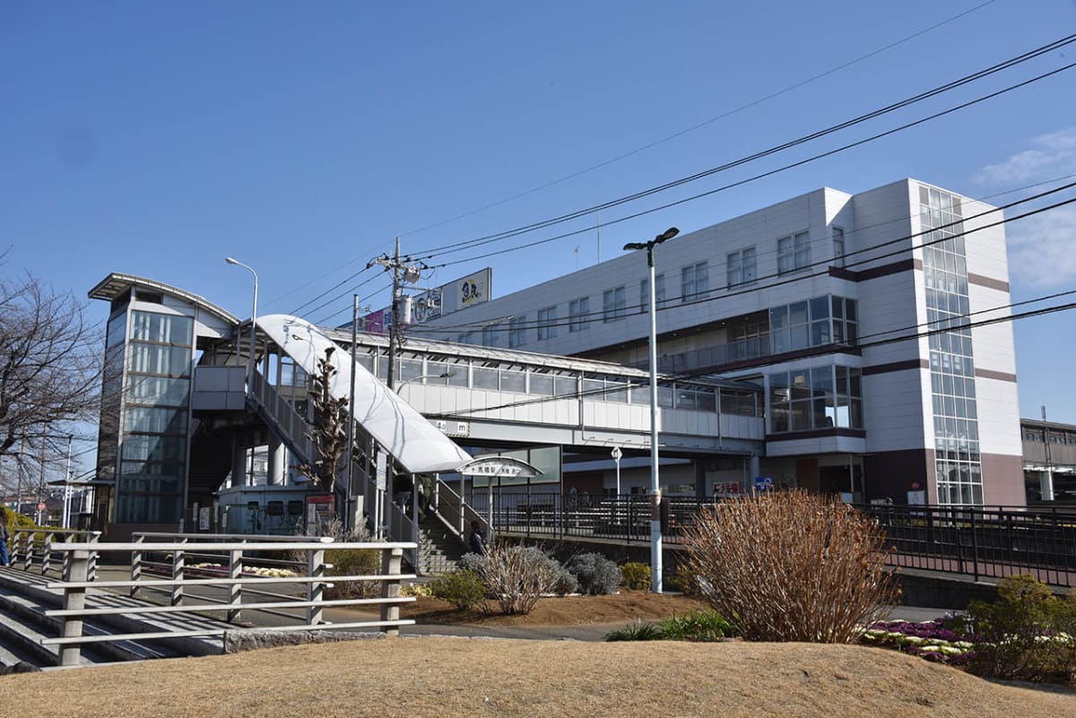 馬橋駅西口駅舎はそれなりの規模だが、駅前はのどかな空気が流れる