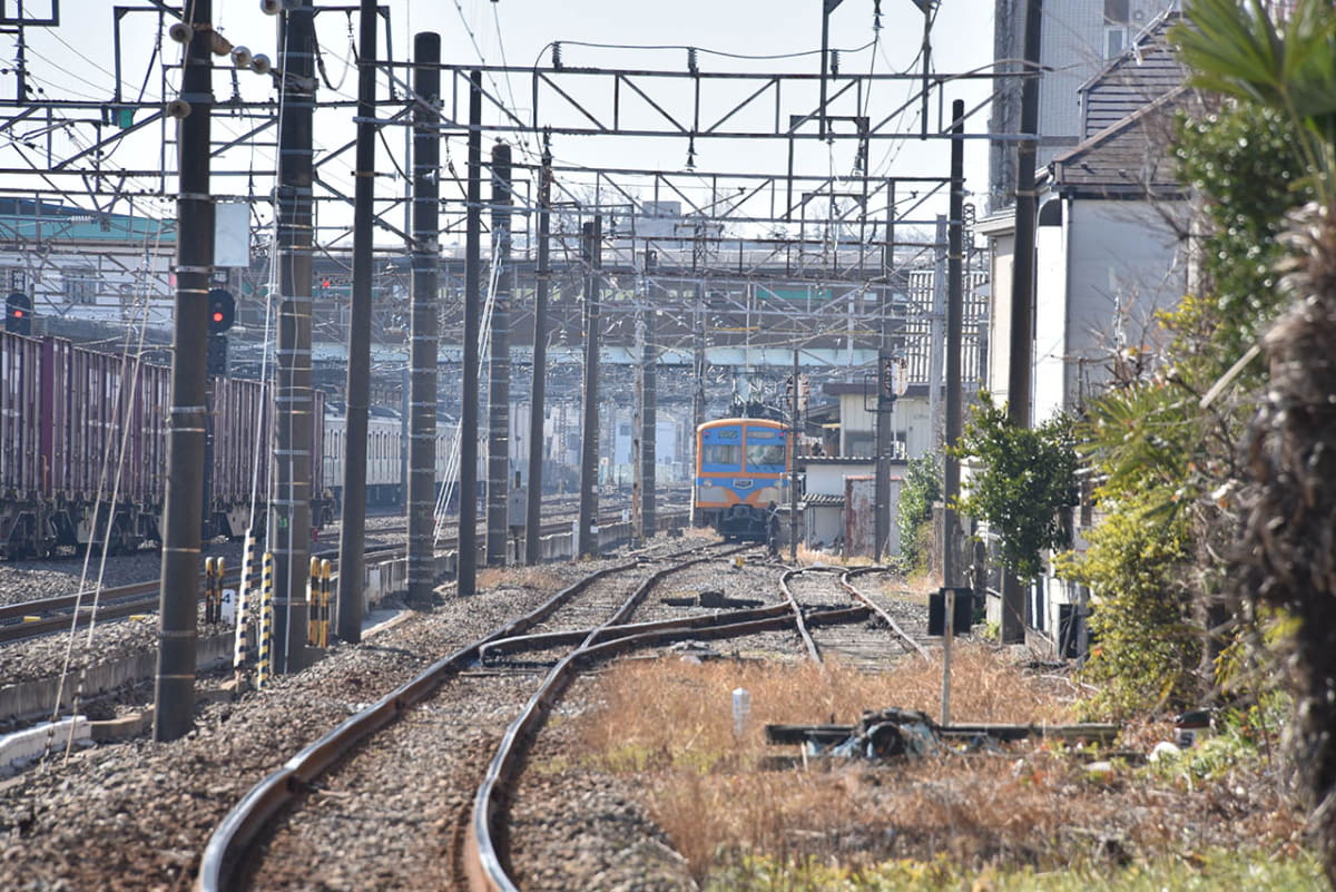 馬橋駅を出発する流鉄の電車
