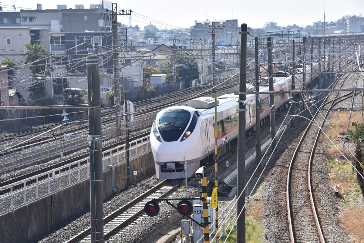 馬橋駅を出発してから流鉄は常磐線の線路と並走するので、常磐線の特急列車を横目に見ることもできる