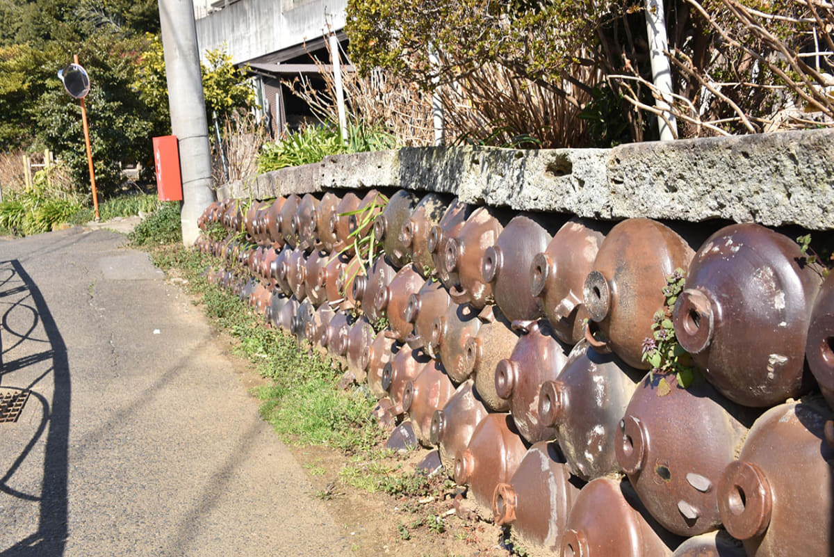 土留めとして使用されている甕は、流山市の歴史を伝えている