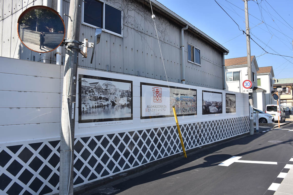 流山キッコーマンの工場には白みりんの歴史を紹介する壁画が描かれている