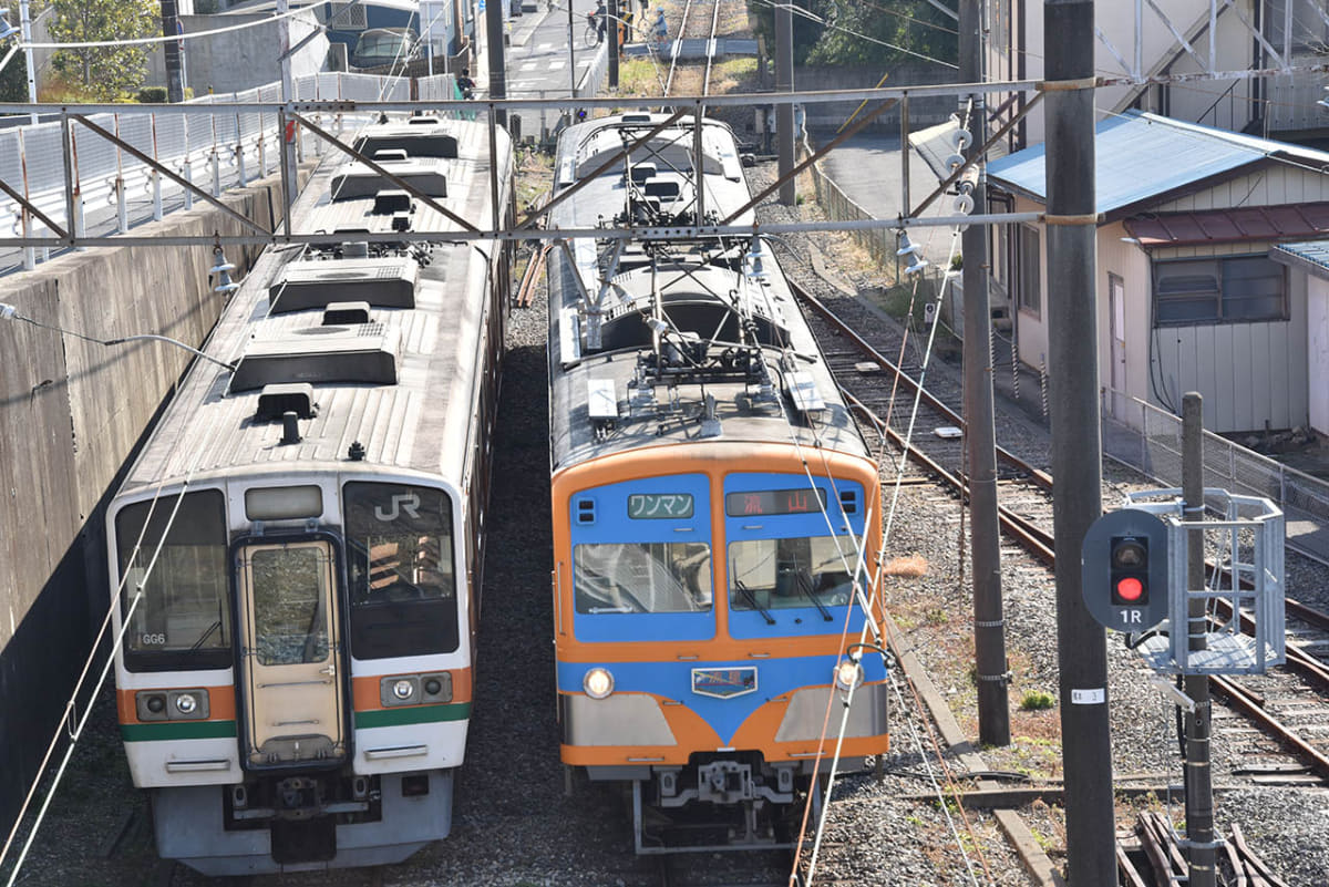 5000形と211系が並び、間もなく両車はバトンタッチする