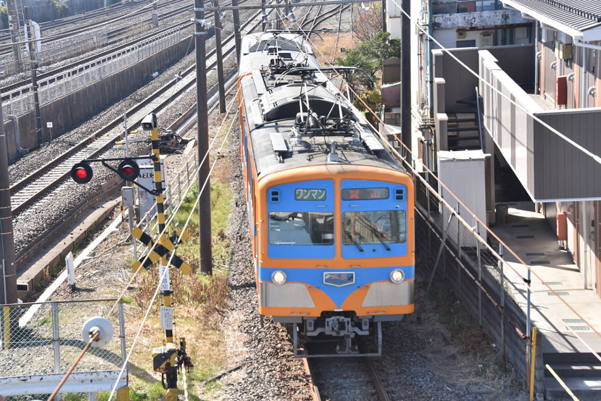 馬橋駅の近くに架かる跨線橋は流鉄の電車を見るには絶好のスポット