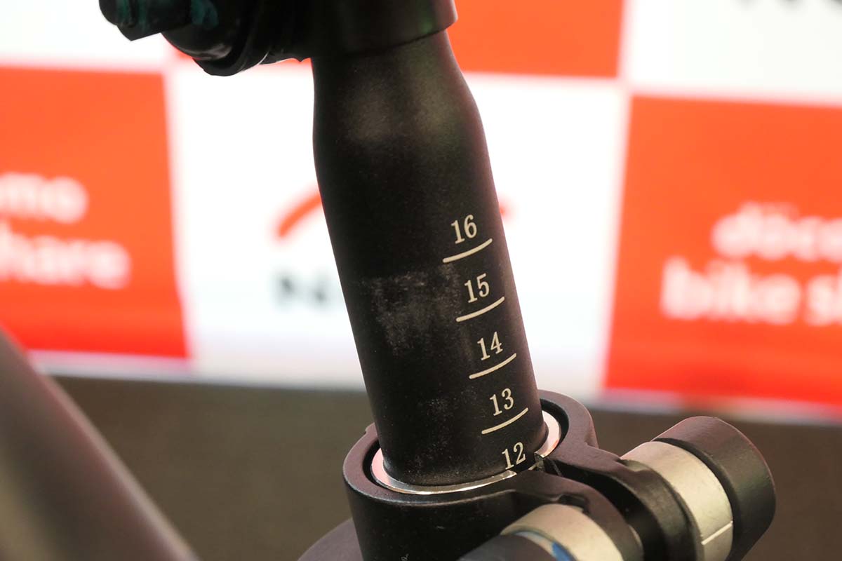 サドルは目盛りを備える