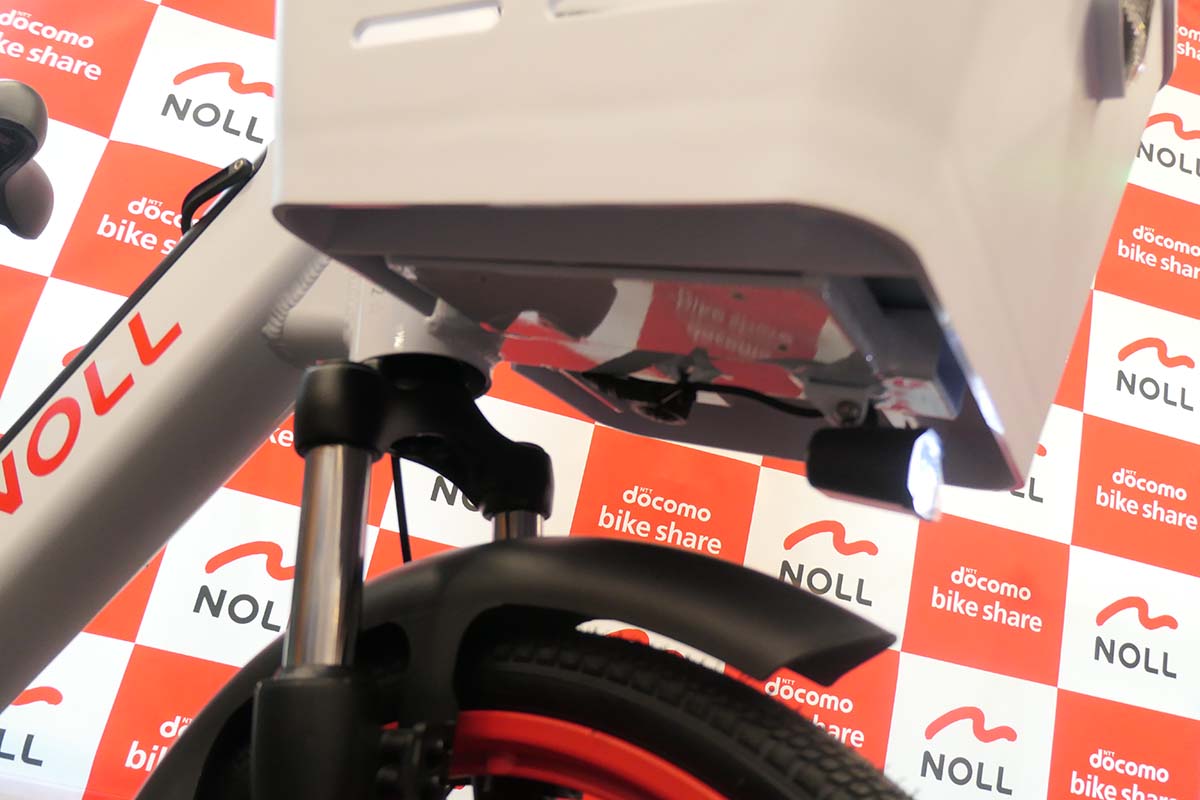 施錠・解錠はアプリから。通信モジュールはカゴ下に搭載