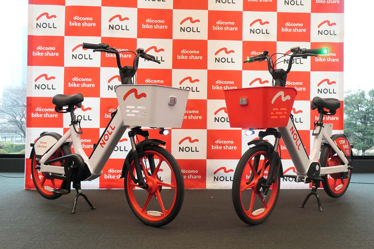 左から、新型の電動アシスト自転車と特定小型原動機付自転車