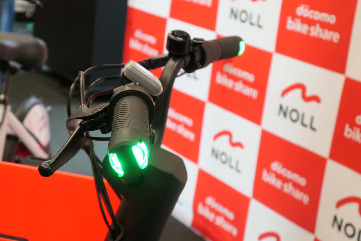 特定小型原付のみ、ハンドルに緑のライトを備える