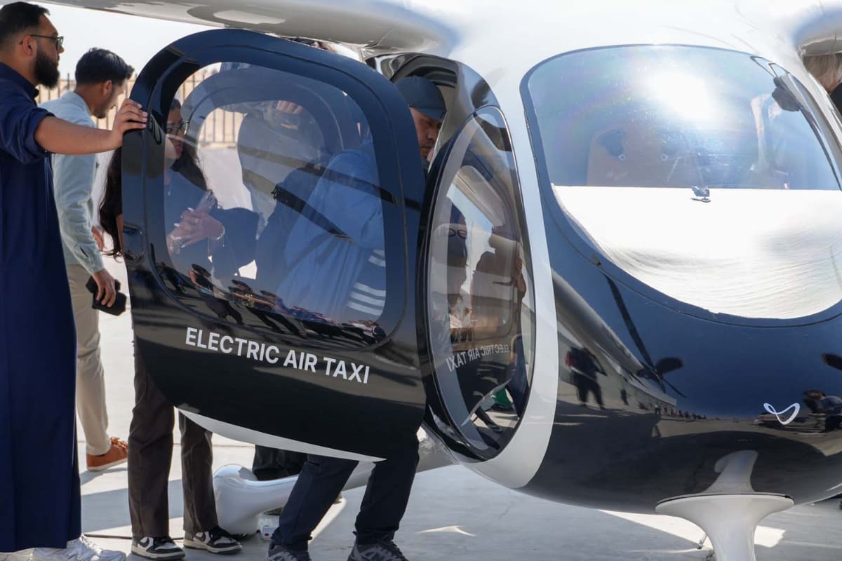 ドアには「ELECTRIC AIR TAXI」の文字