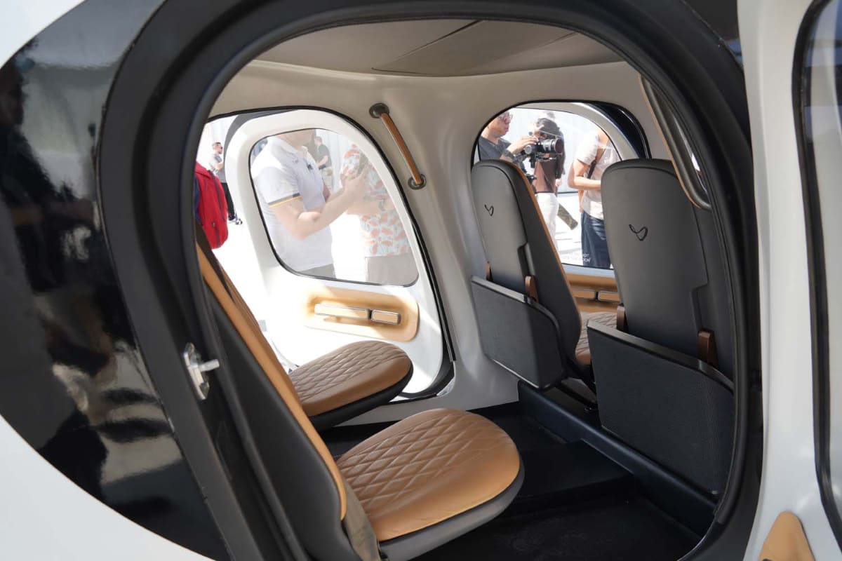 乗客席。奥にさらに2席あり、全体で4人乗り