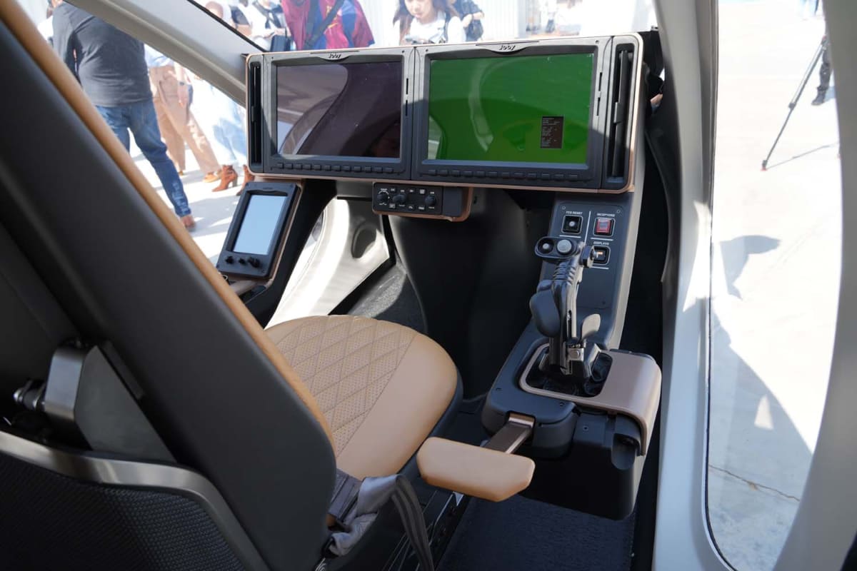 運転席。航空機とは思えないくらいシンプルだ