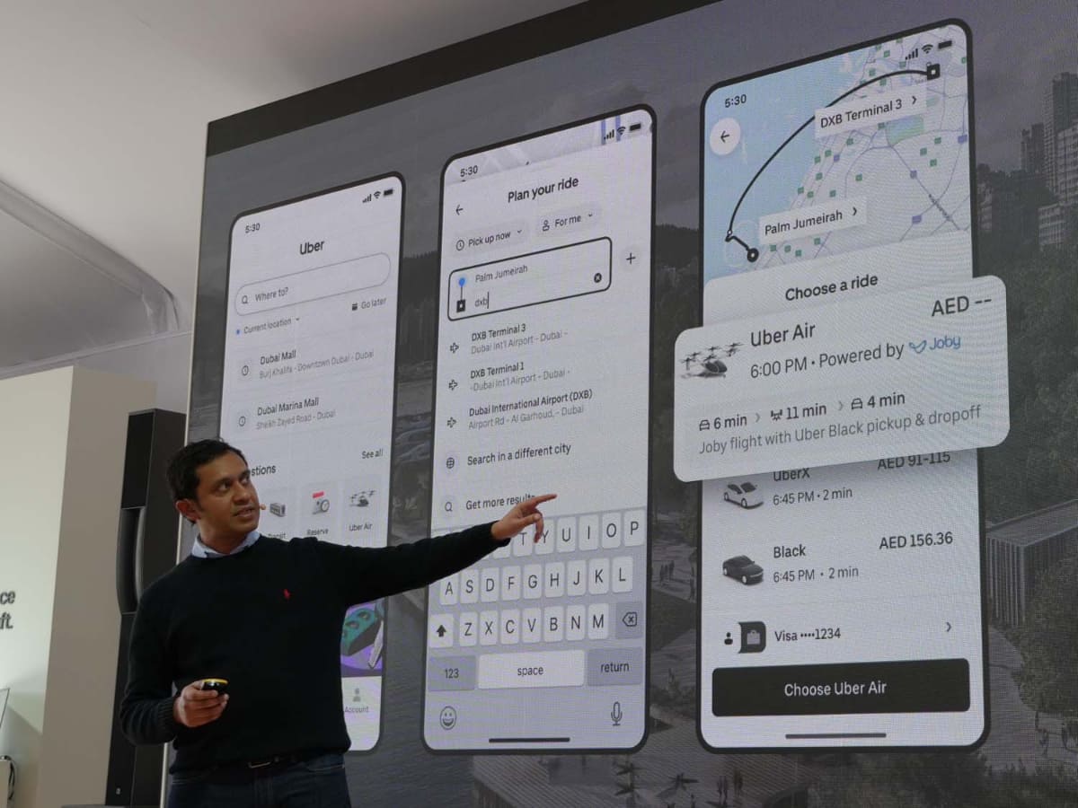 アプリ画面を示す、Uber CPOのサチン・カンサル氏。ハイヤーとタクシーがセットで提案されている