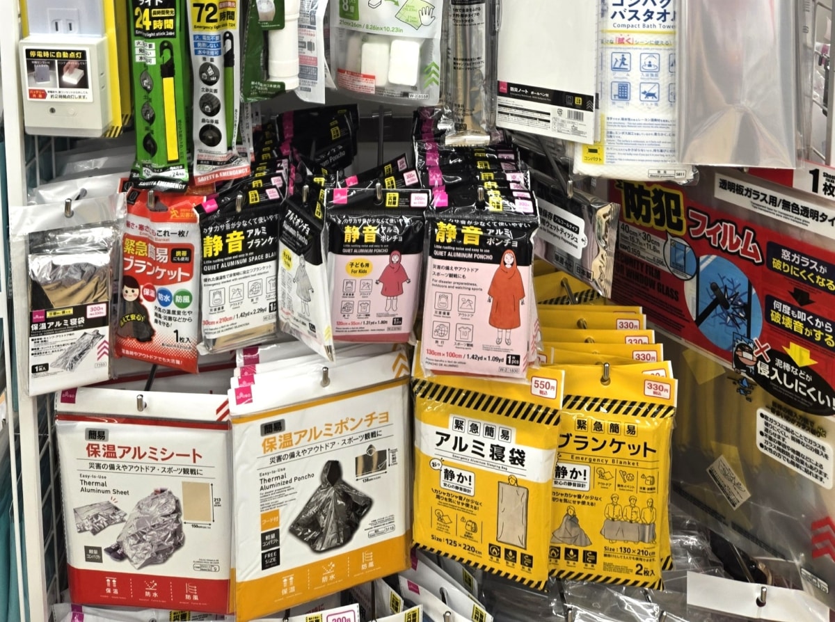 写真はダイソーで撮影した防災コーナー