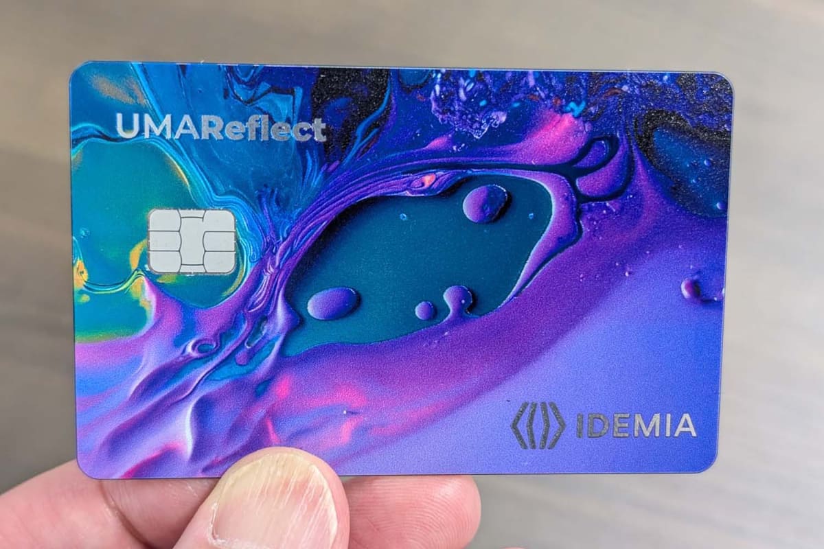 IDEMIA(アイデミア)の「UMA Reflect(Ultimate Metal Art Reflect)」という反射膜技術を用いた高級メタルカード
