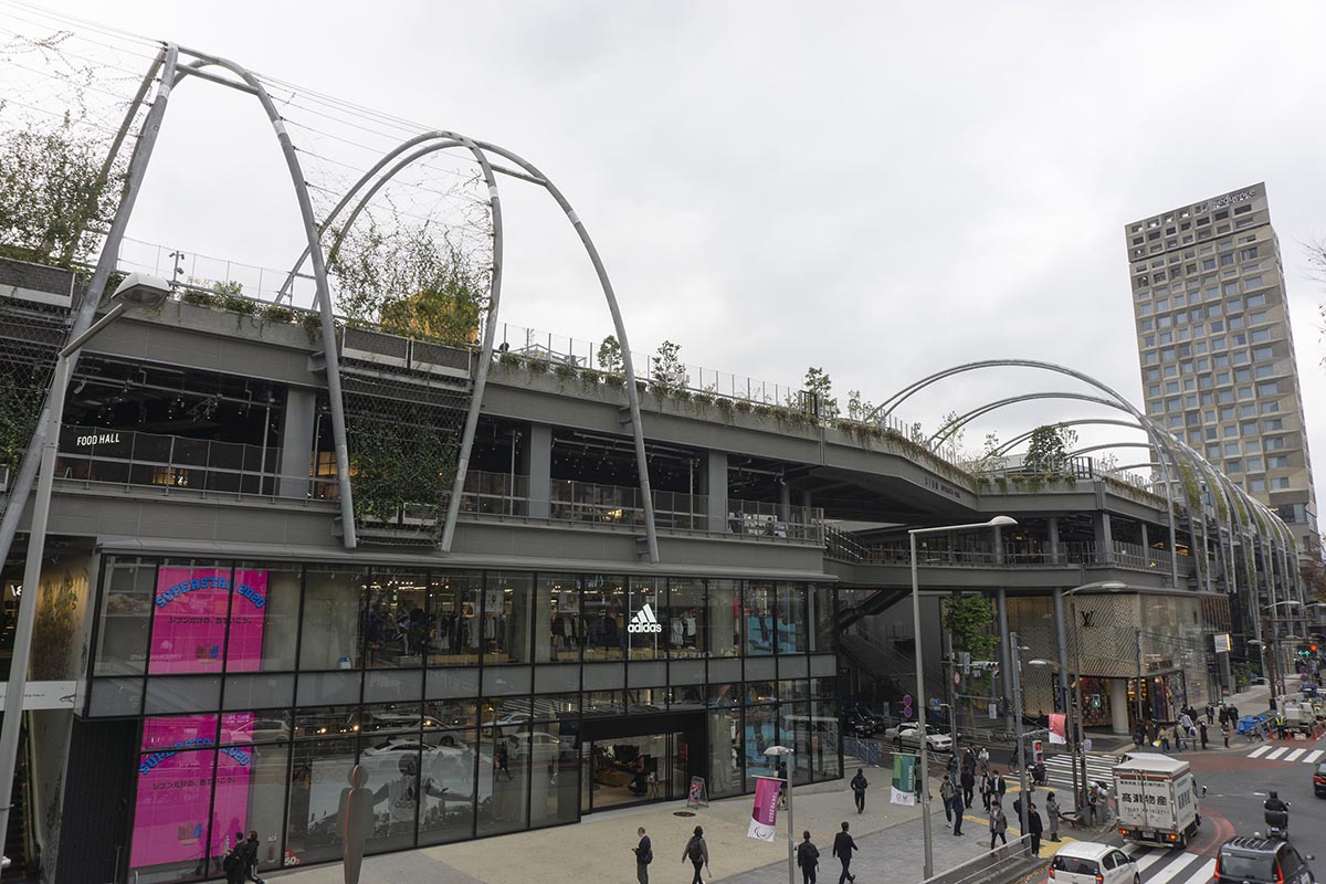 MIYASHITA PARK、写真奥がsequence(20年11月撮影)