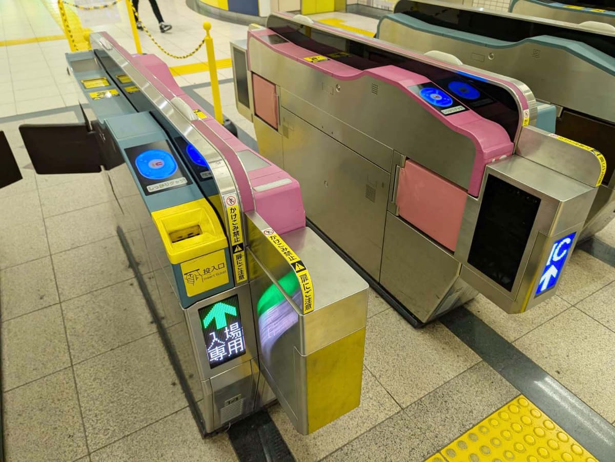 東京メトロ白金台駅で3月2日から10日まで実証実験が行なわれているタッチレス改札機の外観