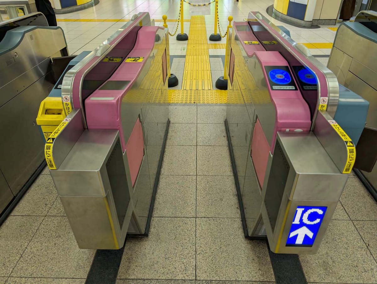 実証実験の改札機を正面から見たところ