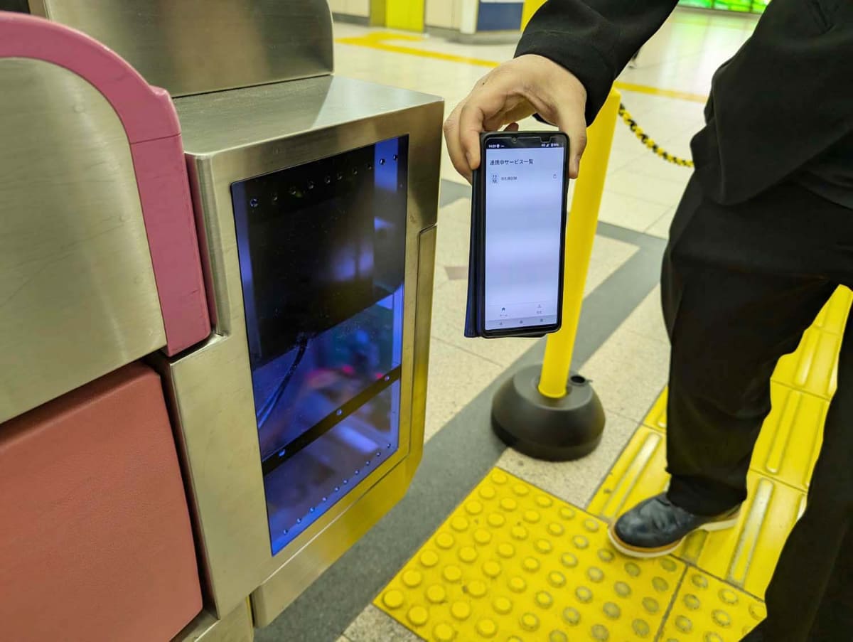 スマートフォンに実証実験用のアプリを導入してBluetoothを有効化することで改札機を通過可能に