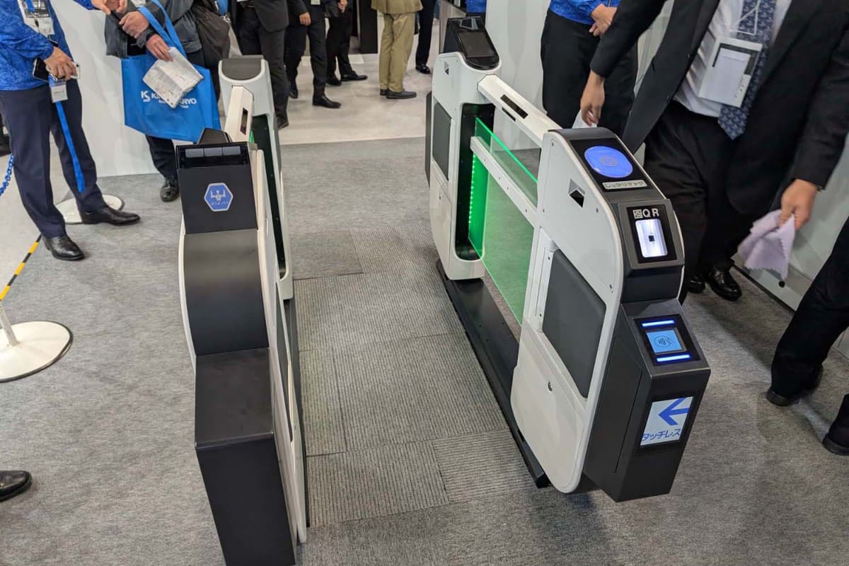 2025年11月に幕張メッセで開催された鉄道技術展で日本信号が展示していた顔認証とBluetooth認証によるハンズフリー改札機のデモンストレーション
