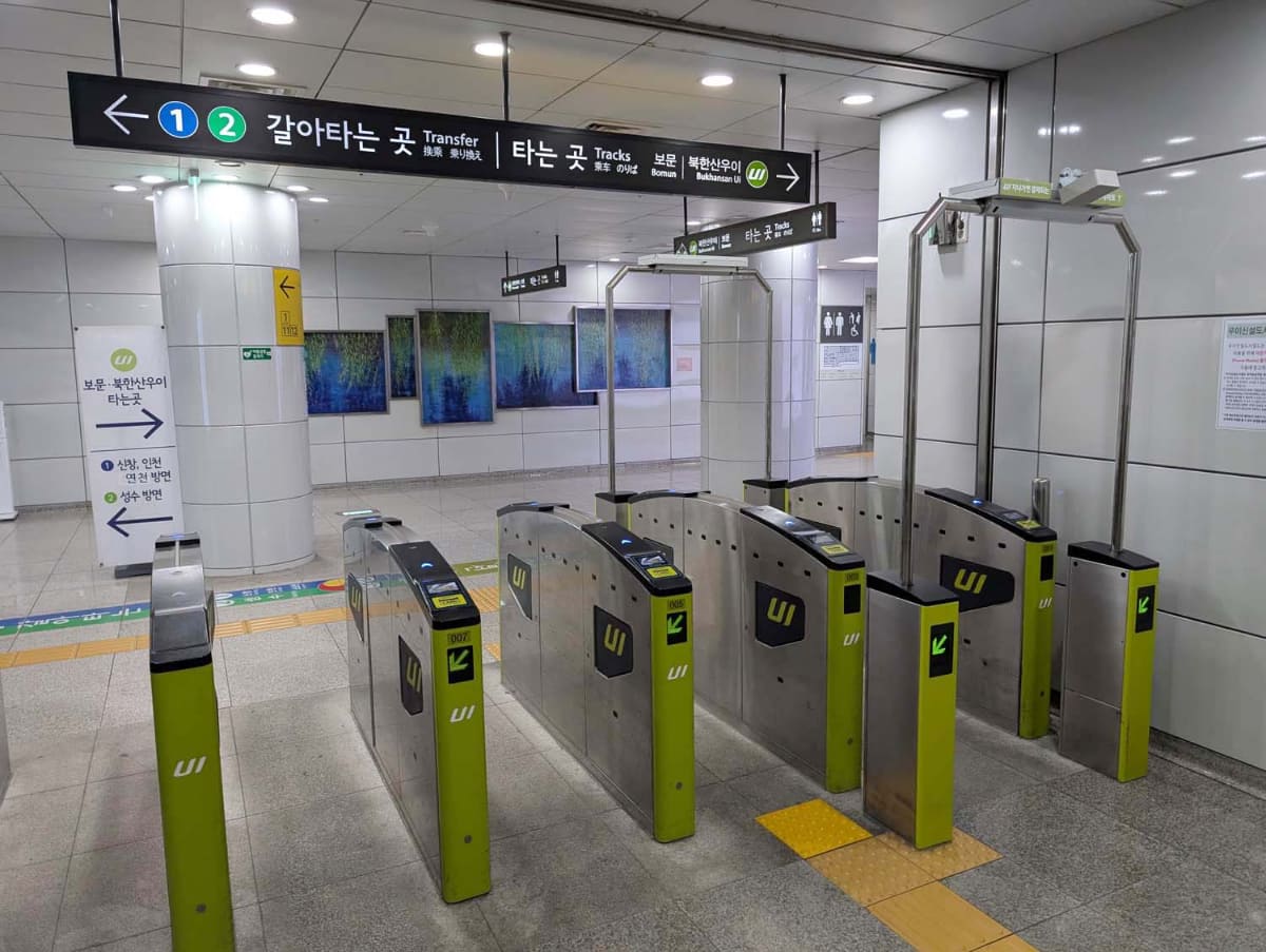 韓国ソウルの新設洞駅にある牛耳新設線のタグレス決済に対応した改札機。上部にある装置がやや外側に向いている点に注目