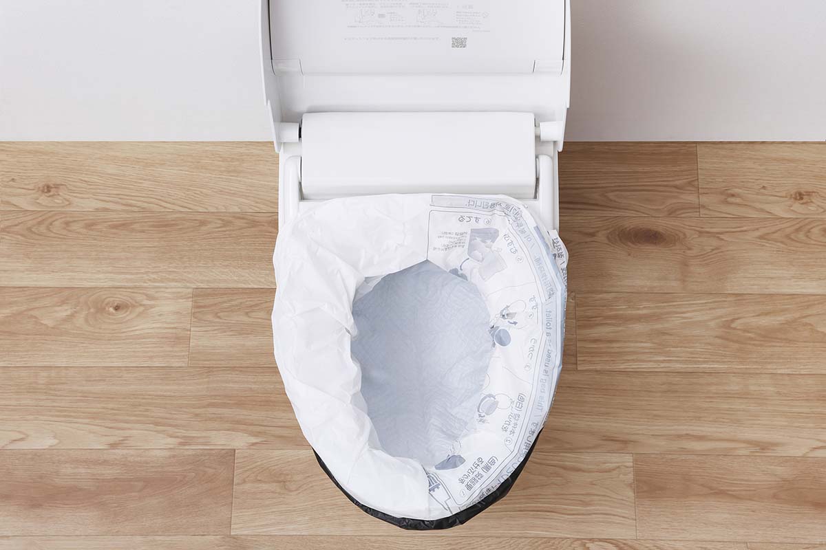 便器と便座に、専用の便器袋と本体袋をセット