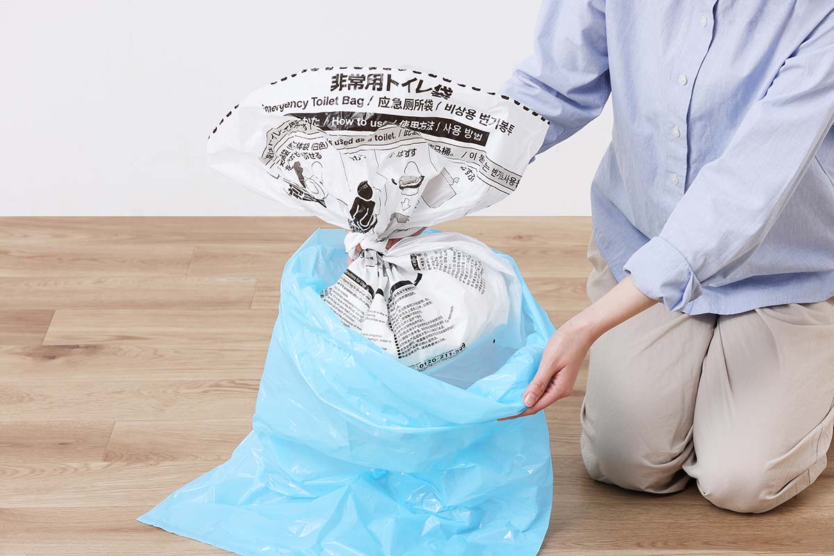 防臭袋に入れ、口を結び廃棄する