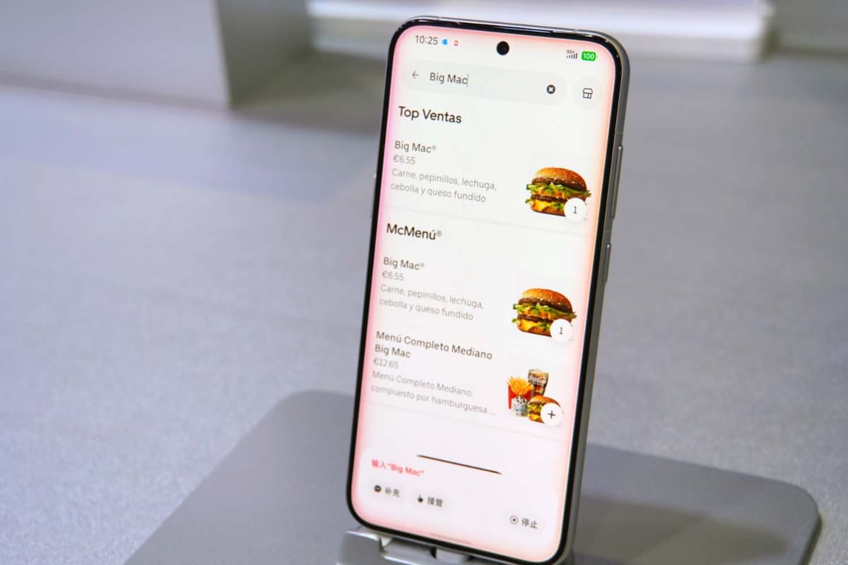 ZTEのM153。バイトダンスのAIを搭載し、中国で発売した端末だ