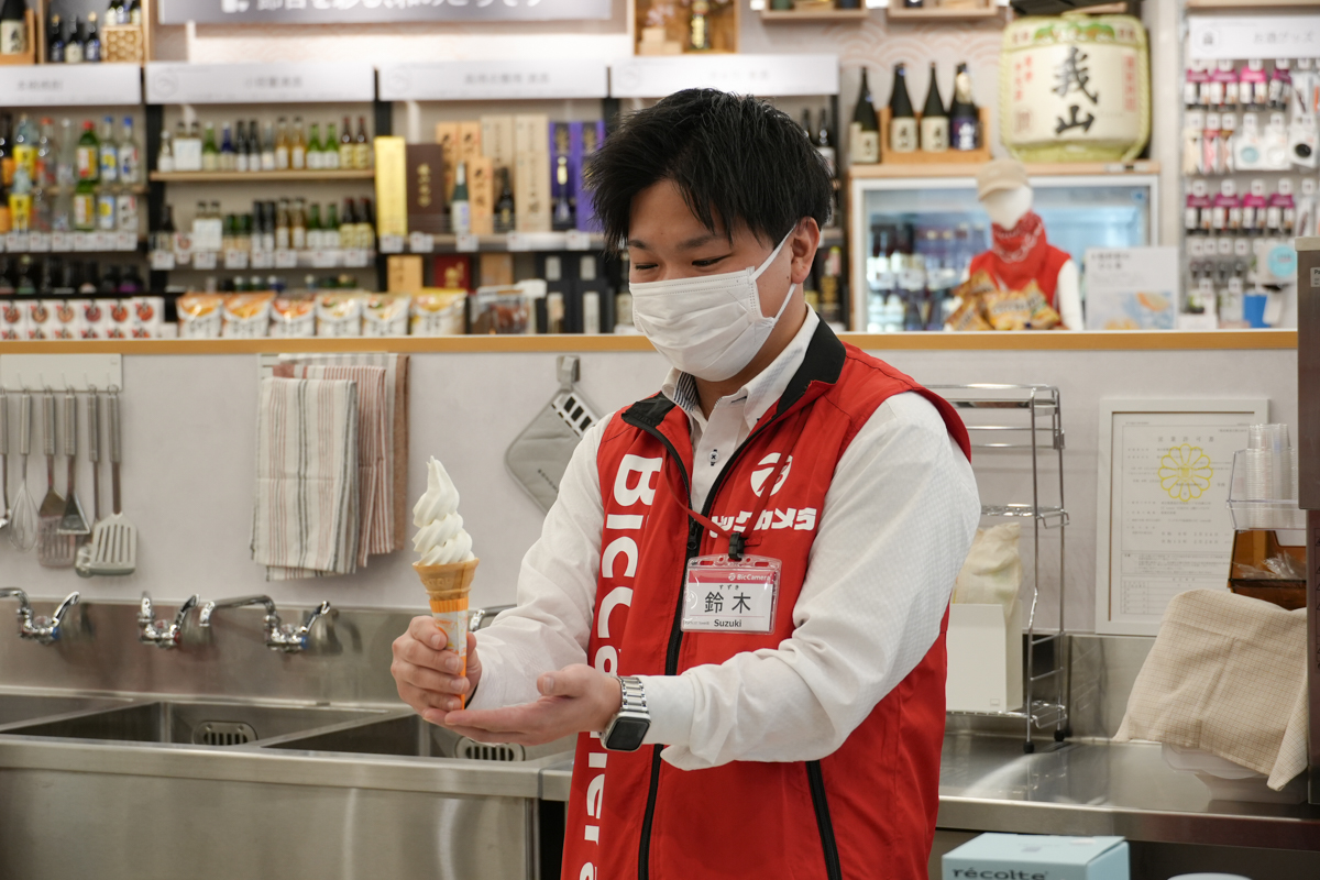 店内でソフトクリームも販売する