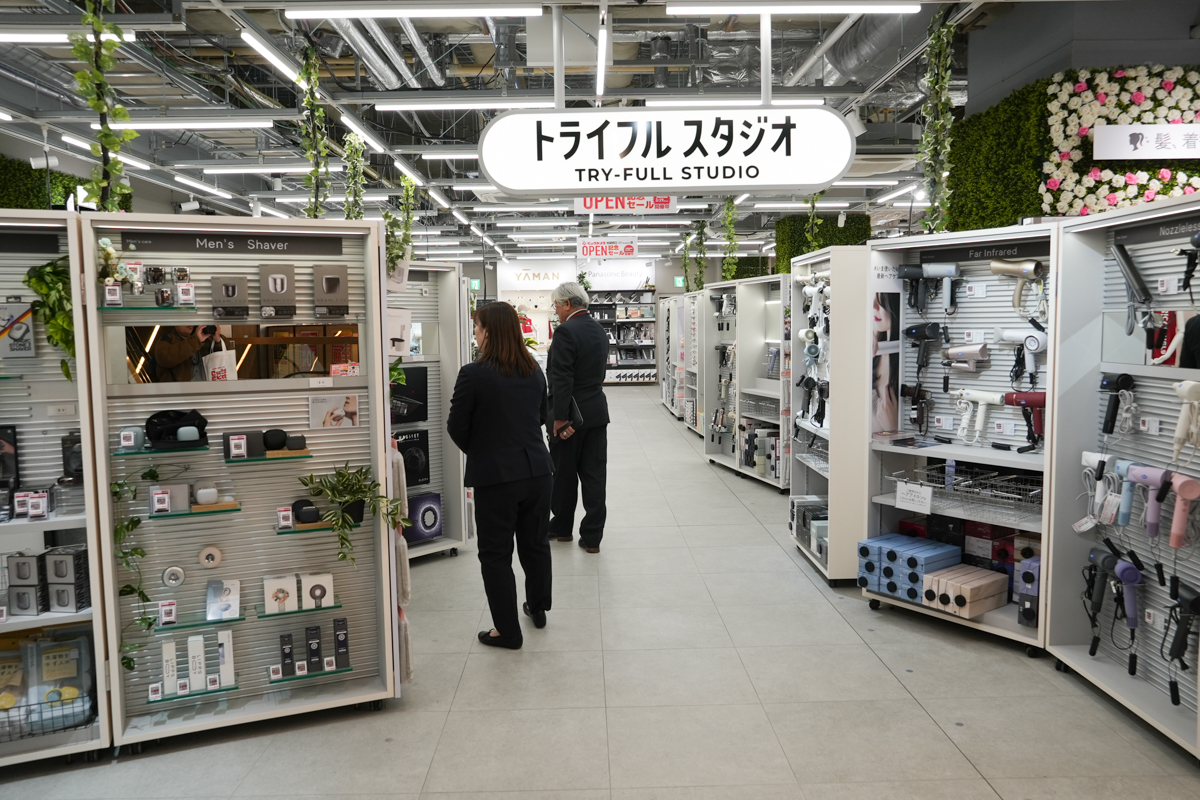 専用什器でお試し用の商品を多数展開