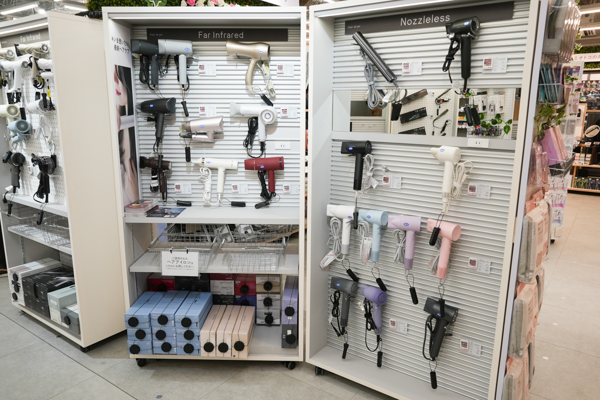 専用什器でお試し用の商品を多数展開