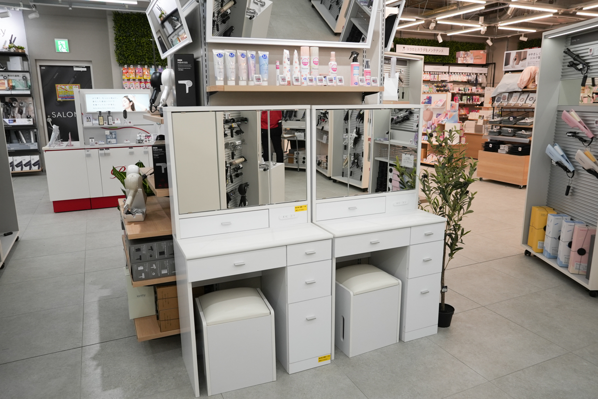 鏡台も設置している