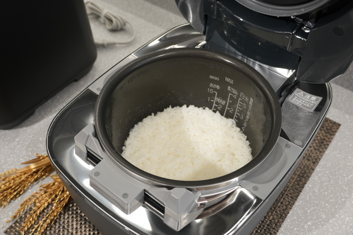 試食堂ではコーヒーの試飲やさまざまな炊飯器で炊いたお米の食べ比べなどの企画を展開