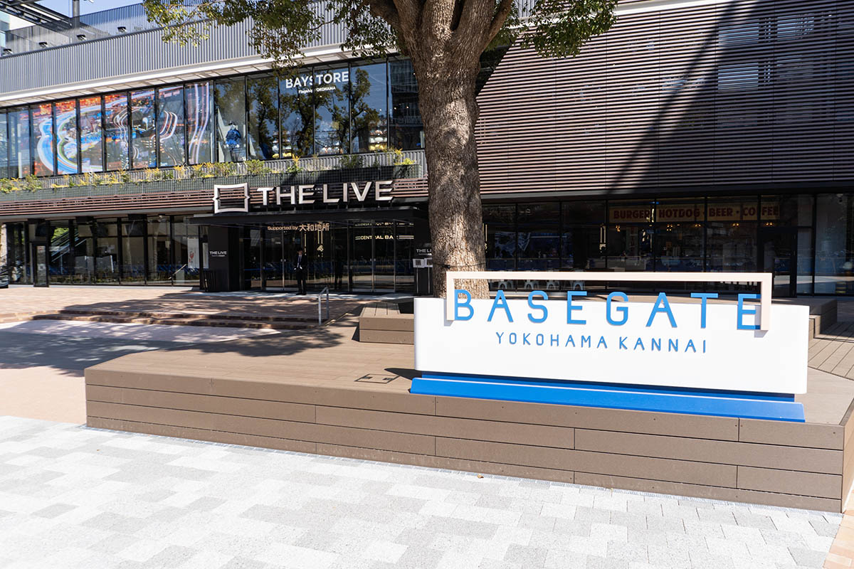 ザ ライブはJR関内駅を出て目の前に位置し、BASEGATE横浜関内の玄関口といえる