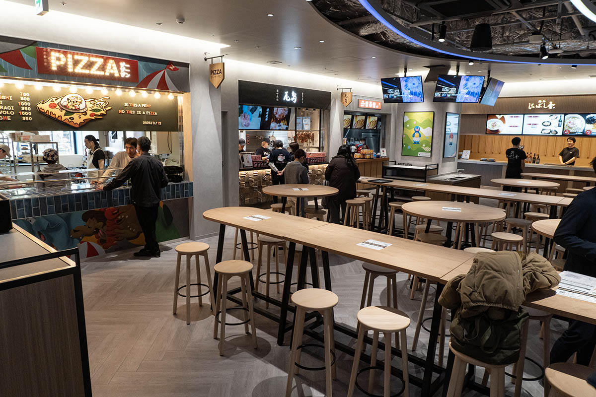 施設内に多様な飲食店が並ぶ