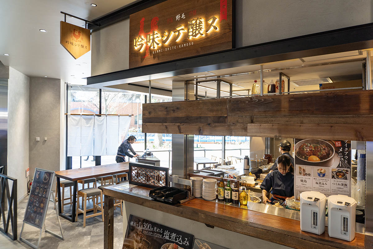 施設内に多様な飲食店が並ぶ