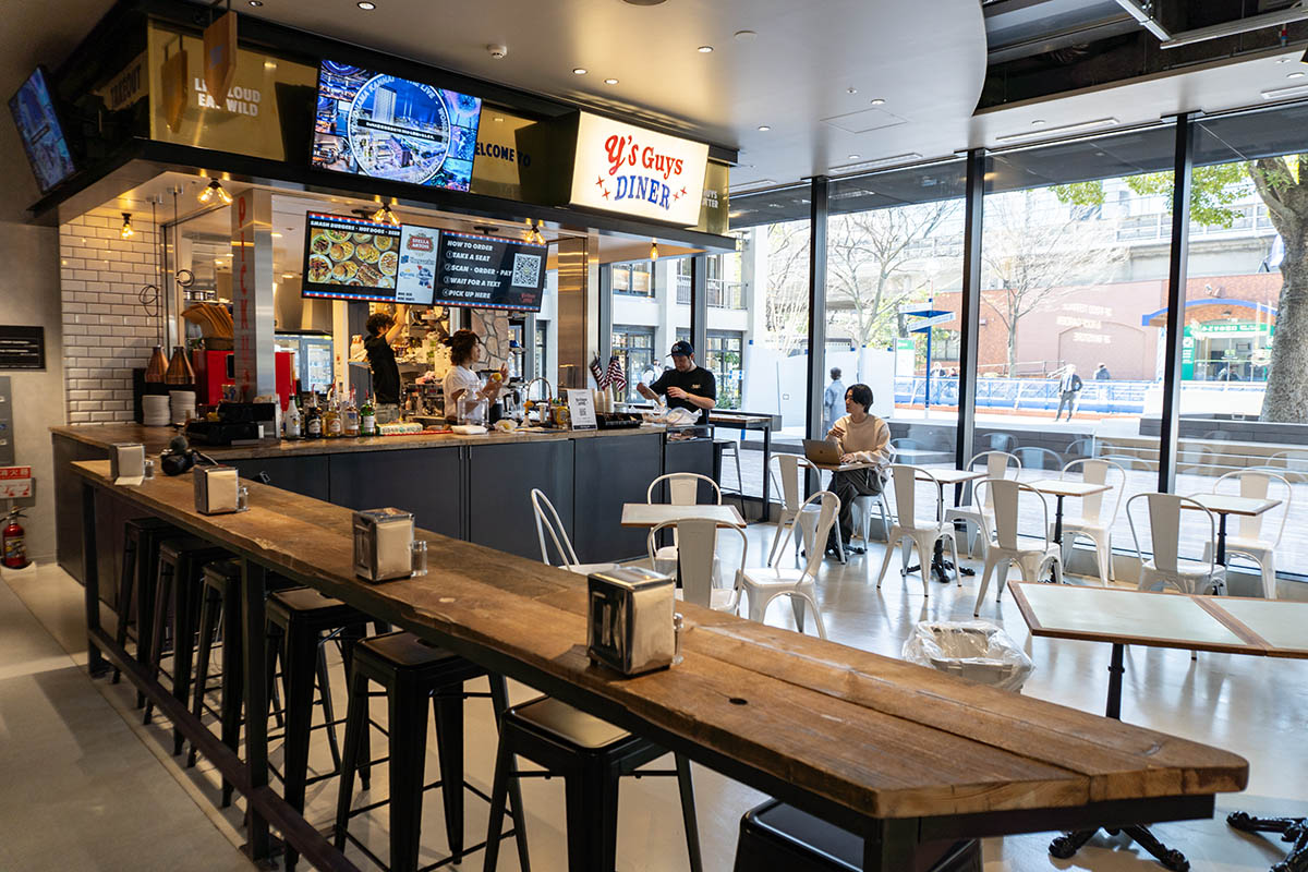 施設内に多様な飲食店が並ぶ