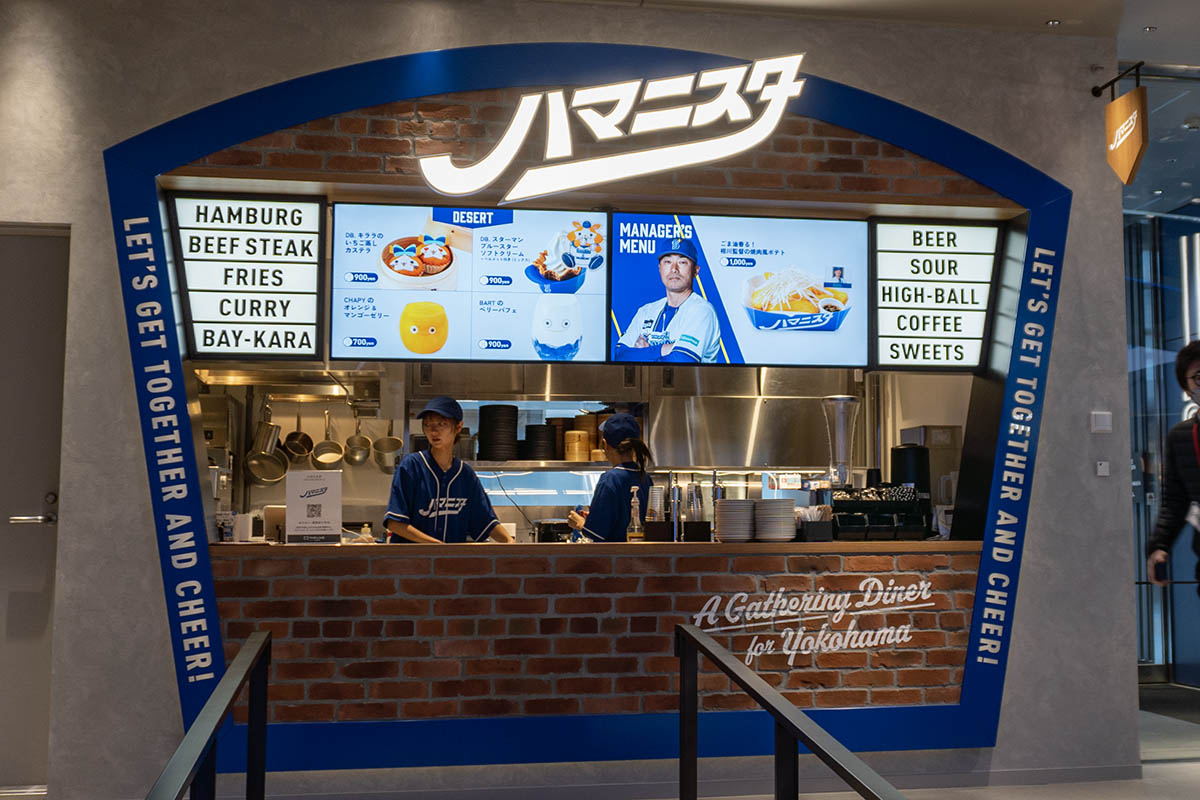 施設内に多様な飲食店が並ぶ