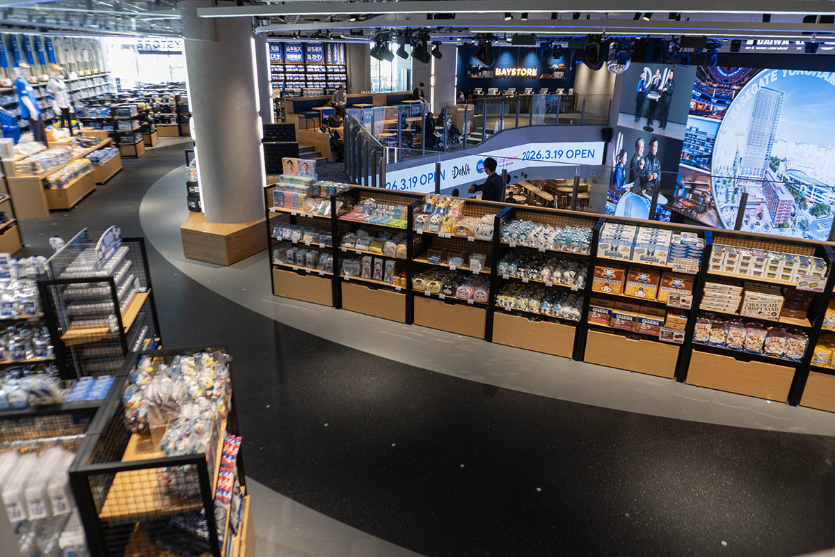 ショップとライブビューイングアリーナの2階席の間には仕切りもなく、気軽に行き来できる