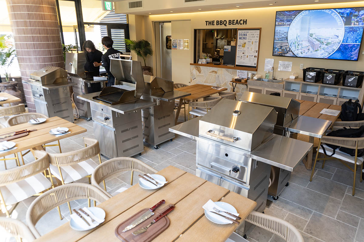 THE BBQ BEACH。アリーナで放映しているベイスターズ戦などの映像を店内でも放映する
