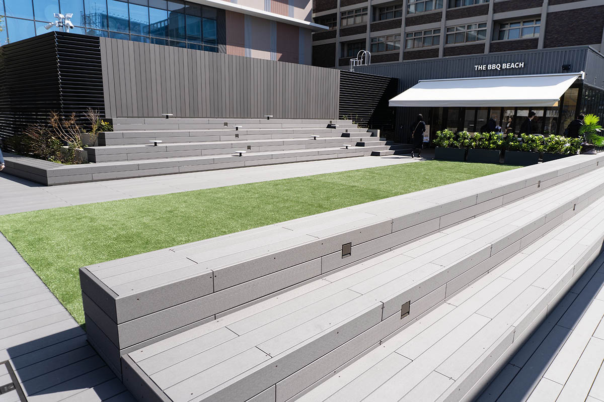 3階の屋外にはTHE BBQ BEACH客以外も利用可能なフリースペースもある