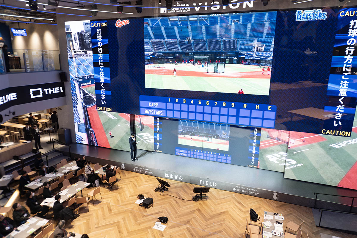 この日は横浜ベイスターズ対広島カープのオープン戦開催日で、取材時は試合前の横浜スタジアムの様子がリアルタイムで映し出された