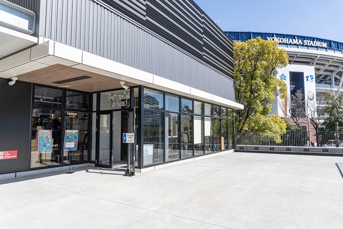 スタジアム横バル街の2階入り口(左)と隣接する横浜スタジアム