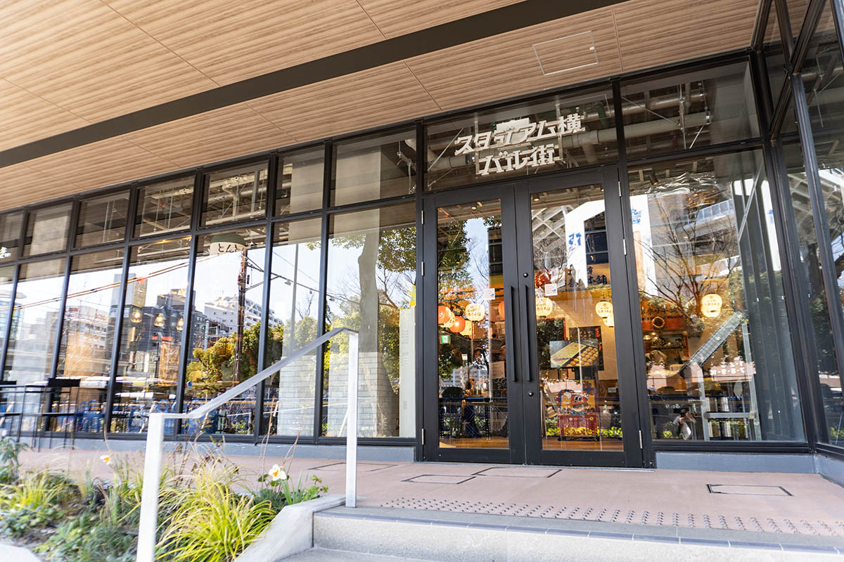 横浜スタジアム側の通り沿いにも入口がある。扉部分に映り込んでいるのは、この場所の正面にある横浜スタジアム