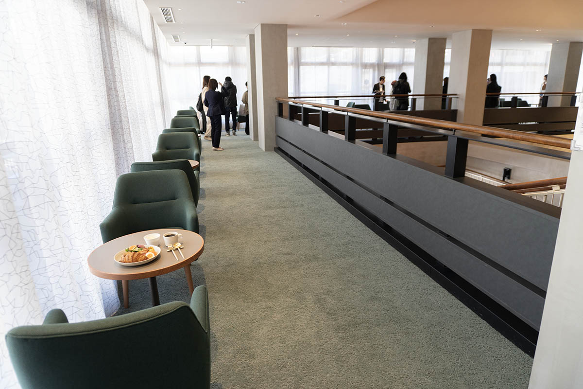 パブリックスペースに議員席を再利用した椅子を設置