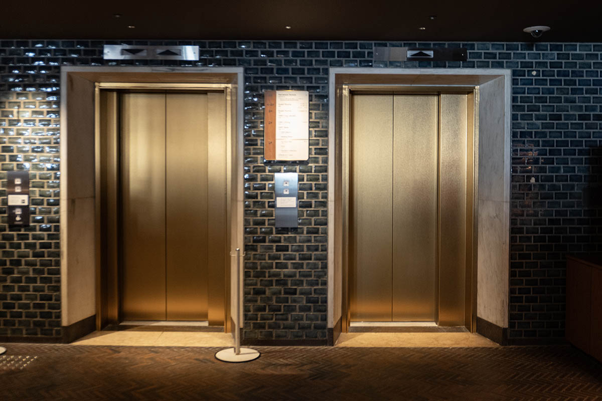 旧市庁舎で使われていたタイルを再利用した壁